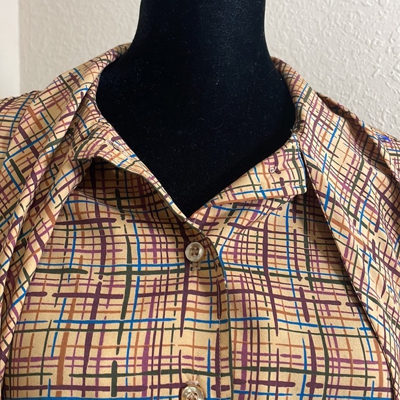 EUC Vintage HALSTON III polyester blouse. Button down with tie at neck. Size 10 - Picture 8 of 10